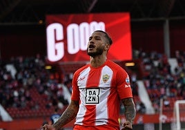 Luis Suárez, con el gol a sus espaldas, firma un doblete y ayuda a ganar a la UD Almería.