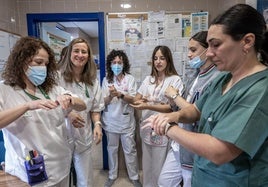 Profesionales sanitarias explican cómo hay que lavarse las manos.