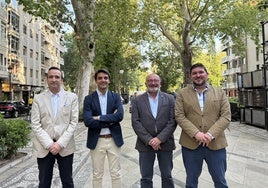 Los hermanos mayores del Martes Santo Granadino en la Carrera de la Virgen.