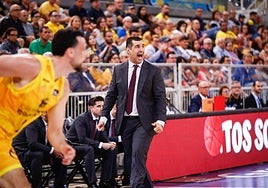 Pablo Pin parece pedir energía a los suyos ante el Gran Canaria.