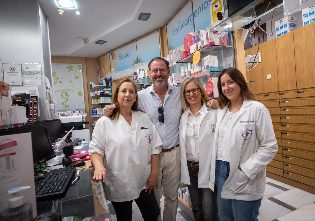 La farmacia centenaria de Motril que atiende a clientes de todo el mundo