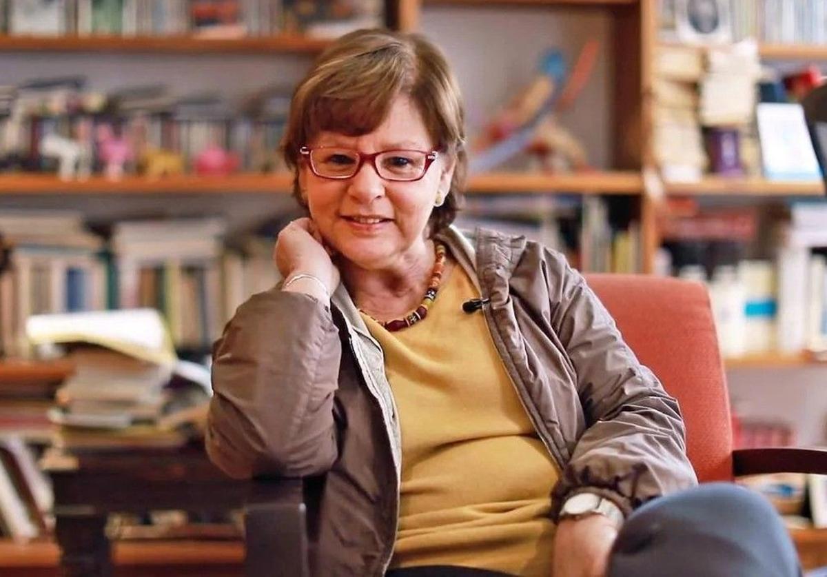 «La poesía te desnuda, y en la novela te puedes esconder»