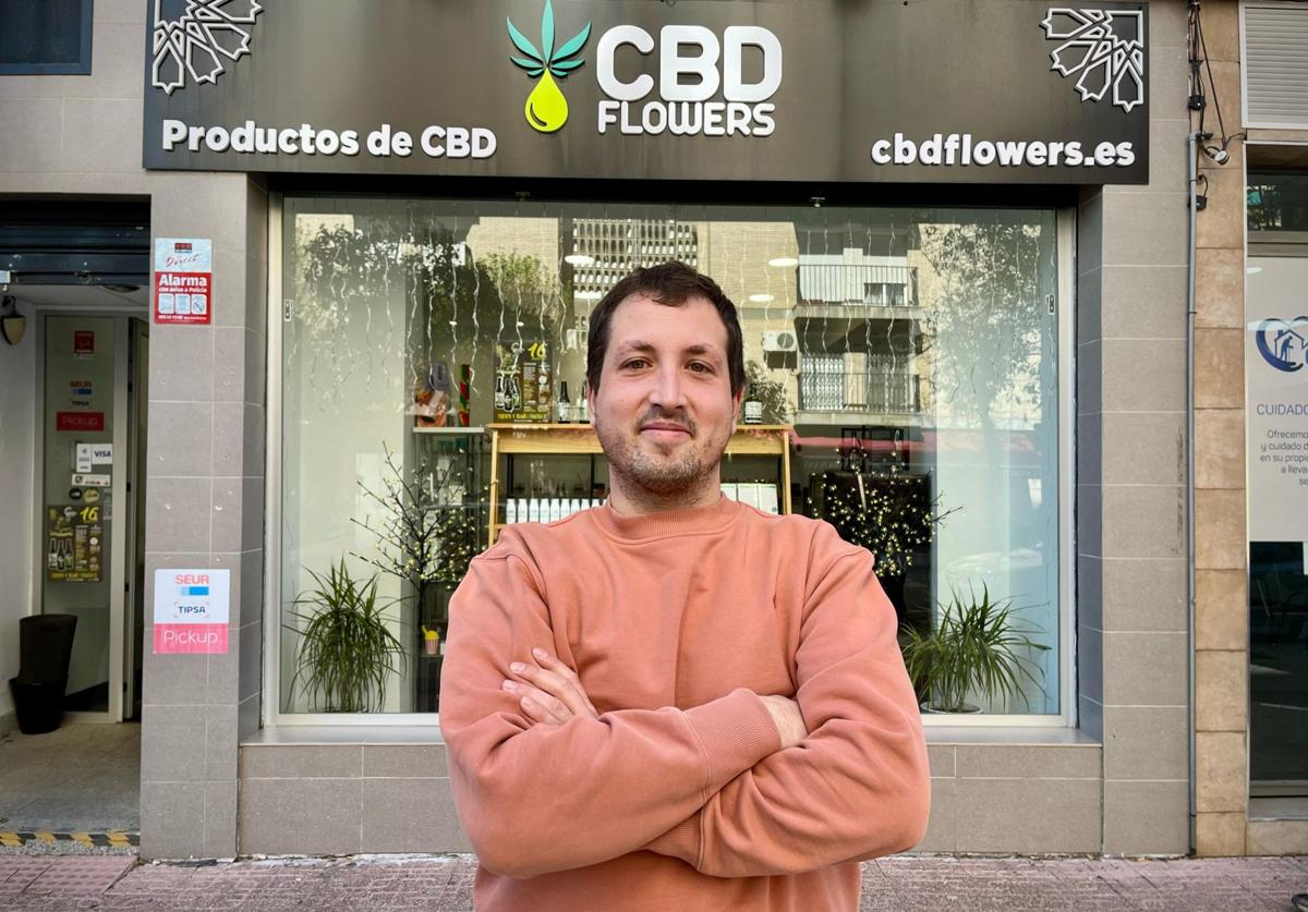 Imagen principal - Nelson Vargas, en su tienda CBD Flowers. 