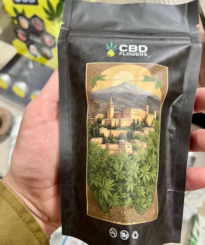 Imagen secundaria 2 - Nelson Vargas, en su tienda CBD Flowers. 