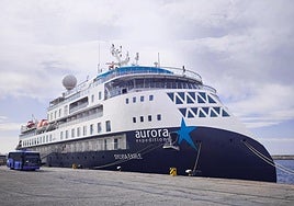 El crucero Sylvia Earle, en el puerto de Motril.