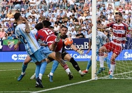 Ricard intenta un remate de cabeza en el área del Málaga.
