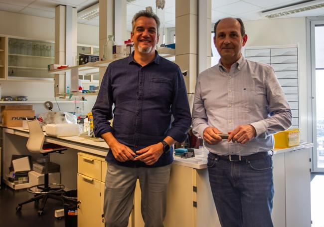 Cruz Miguel Cendán y José Miguel Martínez, en la Facultad de Medicina.