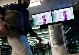 Paneles informativos en la estación de Atocha, en Madrid, ayer por la noche.
