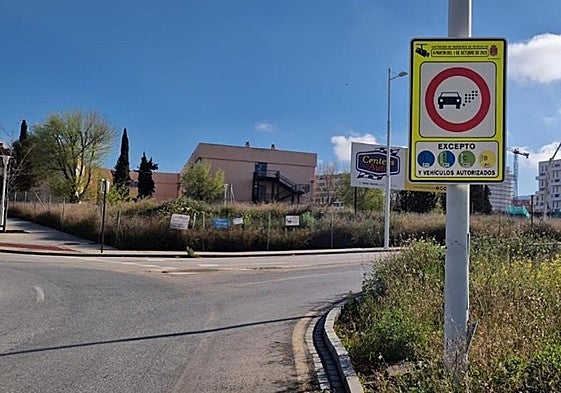 Un cartel anuncia la entrada en zona de bajas emisiones en Granada