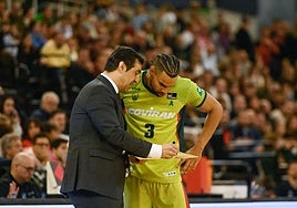 Gian Clavell (3) escucha a Pablo Pin en su, hasta ahora, último partido, ante Girona.