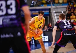 Elias Valtonen (d) defiende a Nicolás Brussino en la visita al Dreamland Gran Canaria.