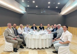 Reunión de los líderes del PSOE y JM+ para analizar el pacto.