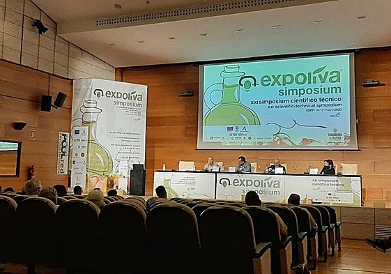 Una de las conferencias en el Simposio Internacional Científico-Técnico de 2023.