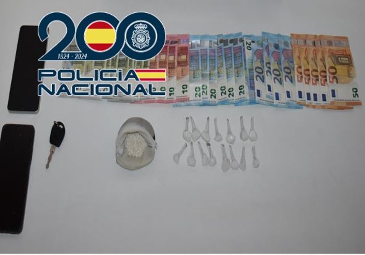 Pillado con 15 envoltorios de cocaína escondidos en los fusibles de su coche, listos para vender | ideal
