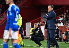 Fran Escribá, en el partido contra el Oviedo en Los Cármenes, cerca de Javi Calleja, que fue destituido tras la derrota de su equipo en el partido.