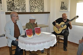 El escritor Antonio Jesús Ruiz, en el centro, con gorra, acompañado por su presentador Francisco Javier Alcázar y el músico Manuel Vílchez, en Mecina Bombarón