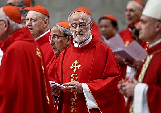 El almeriense Cristóbal López Romero, entre los cardenales.