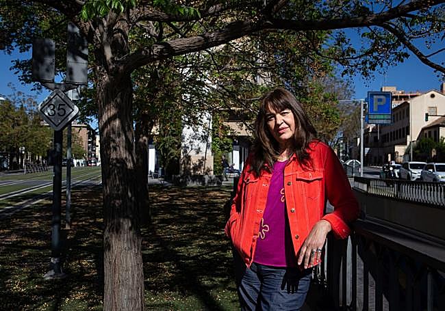 Mari Ángeles Lázaro junto al monumento invisible.