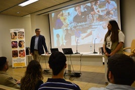 El delegado de Empleo con la responsable de Recursos Humanos de Club Med durante la jornada de este martes.