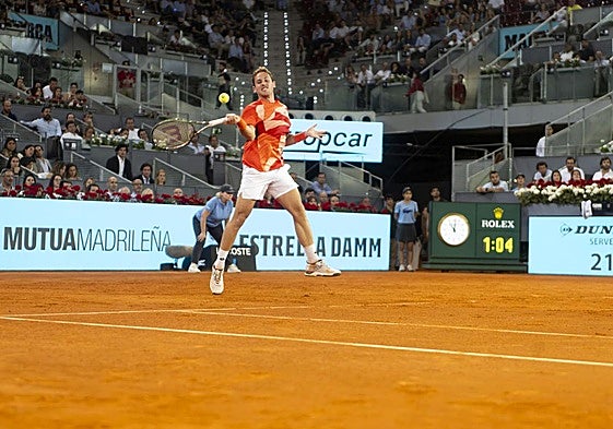 Golpeo de derecha de Roberto Carballés, que se perdió el Masters de Madrid y ahora se retira en Roma.