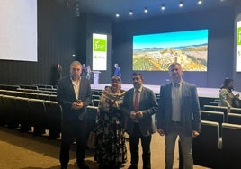 Visita a las reformas del Auditorio Guadalquivir de Paco Reyes, Pilar Parra, José Luis Agea y el gerente Ángel Vera.
