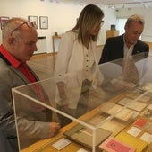 Claudio Pérez, Poli Servián, de Fundación Caja Rural Granada, y Raúl Manrique, ante una vitrina.