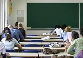 Estudiantes en un aula durante un examen.
