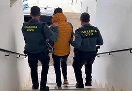 La Guardia Civil libera en Jaén a unos 20 inmigrantes utilizados en la campaña de la aceituna