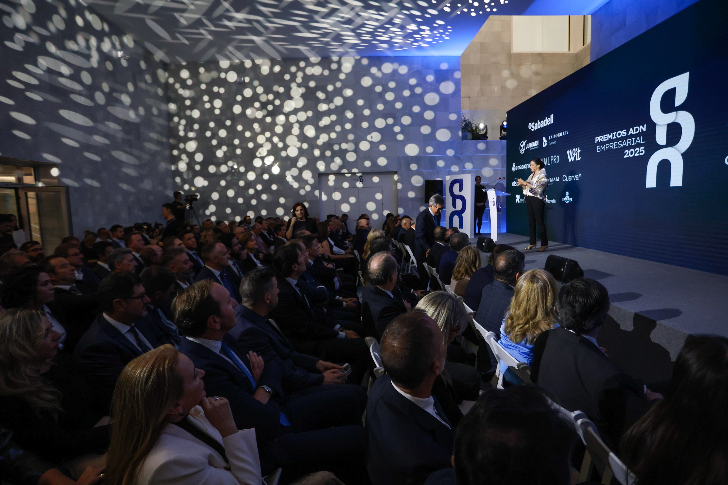 Los premios adn empresarial reconocen a ontech innovation, aecost y eblades | ideal