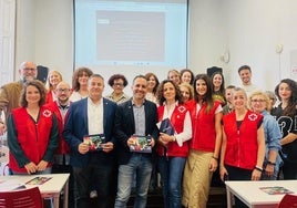 El presidente y el coordinador provincial de Cruz Roja Almería, con miebros del equipo.