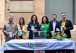 Mesa instalada en la plaza Juan Cassinello por el Ayuntamiento de Almería.