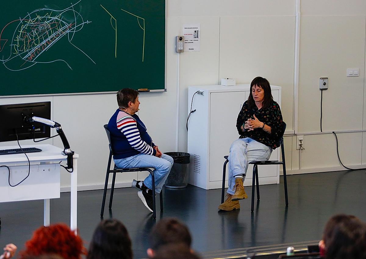 Imagen secundaria 1 - Otros momentos de la simulación en el aula.