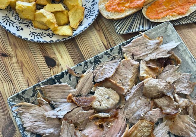 El jamón asado es una de las especialidades de Hermanos Agudo Hita.