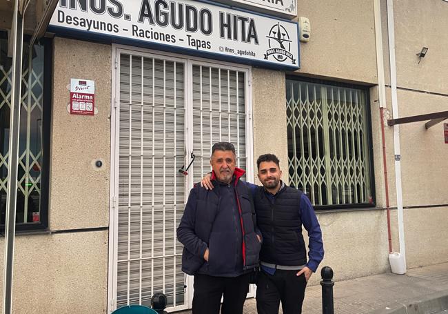 Miguel Agudo junto a su hijo.