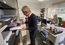 Trabajo intenso de los funcionarios, con Flores y Manuela, organizando la documentación.