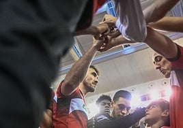 Iván Aurrecochea (izquierda) hace piña.