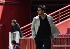 Arturo Ruiz contempla el último partido de su equipo, contra el Real Madrid en Los Cármenes.