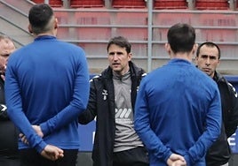 Beñat San José se dirige a sus futbolistas antes de un entrenamiento.