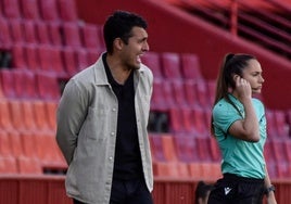 Arturo Ruiz anima a sus futbolistas durante la visita del Real Madrid el pasado domingo.