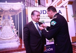 Antonio Sanz recibe la Medalla Blanca al Mérito de las Policías Locales de Andalucía
