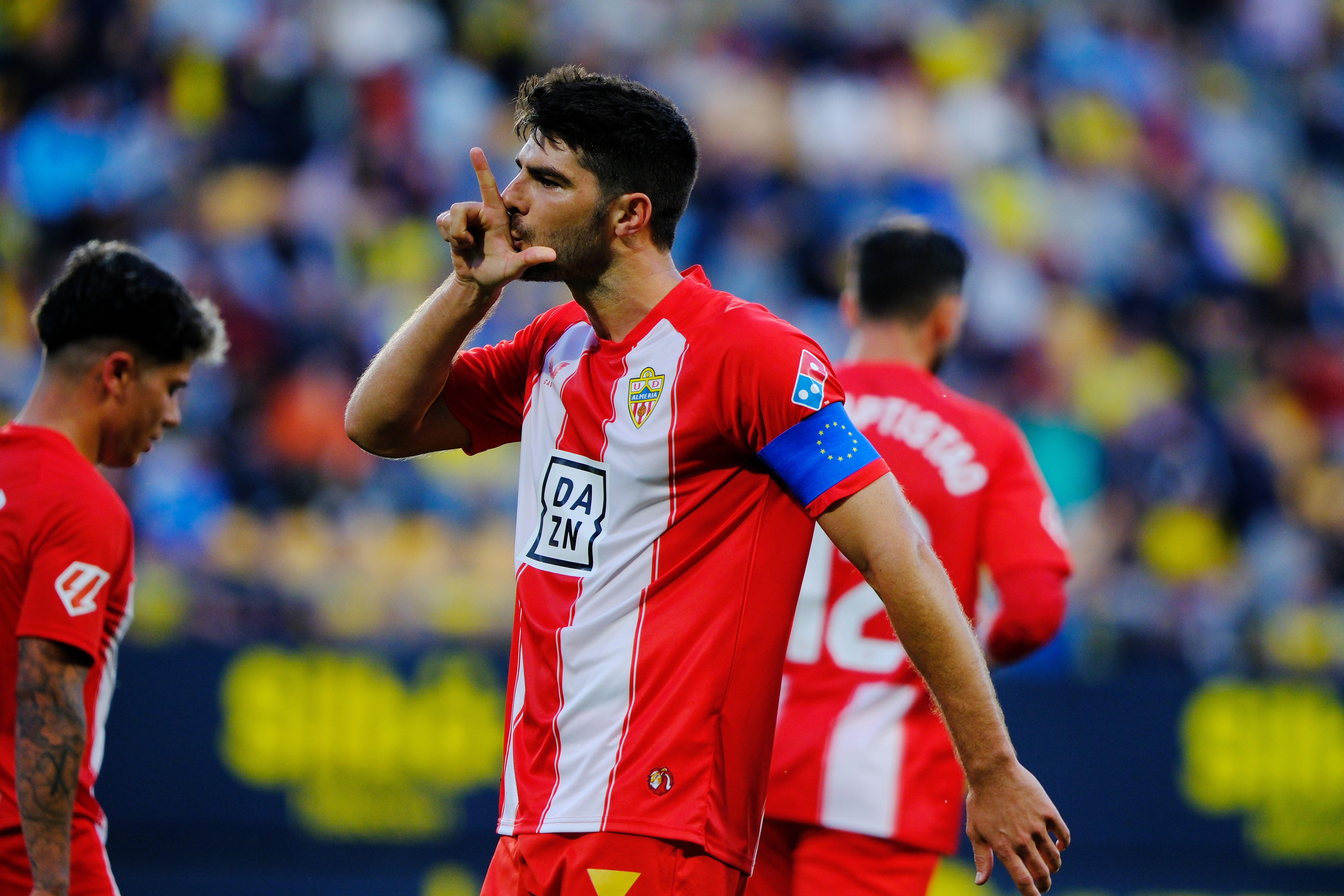 Gonzalo Melero, que parece 'besar' una pistola al celebrar el gol indálico, fue apuntado por Palencia Caballero, al estilo de los Hernández en el Bernabéu.