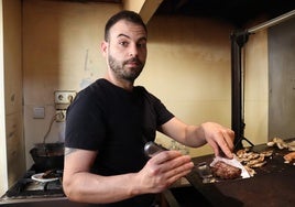 Un cocinero gestiona la planta de El Quincho, en la calle Jovellanos de Almería.