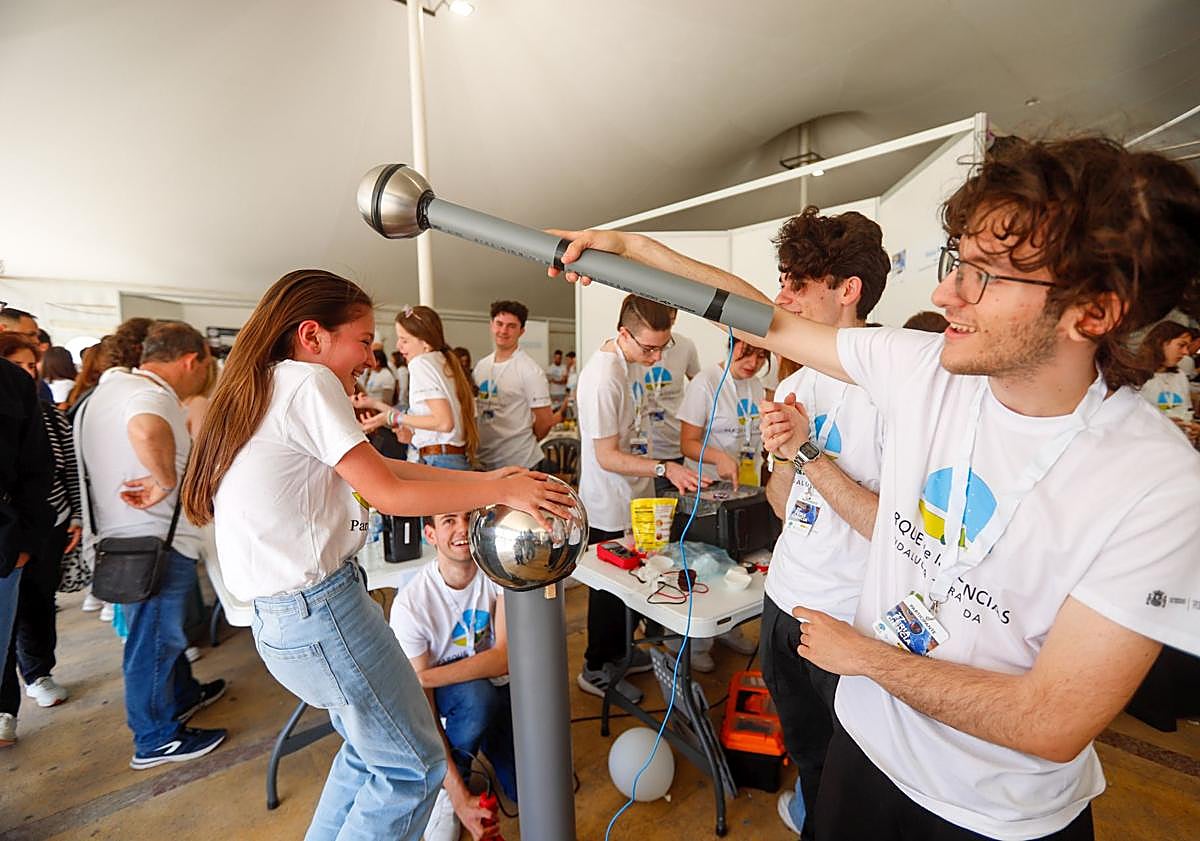 Imagen principal - El aniversario generó un gran ambiente en el Parque delas Ciencias.