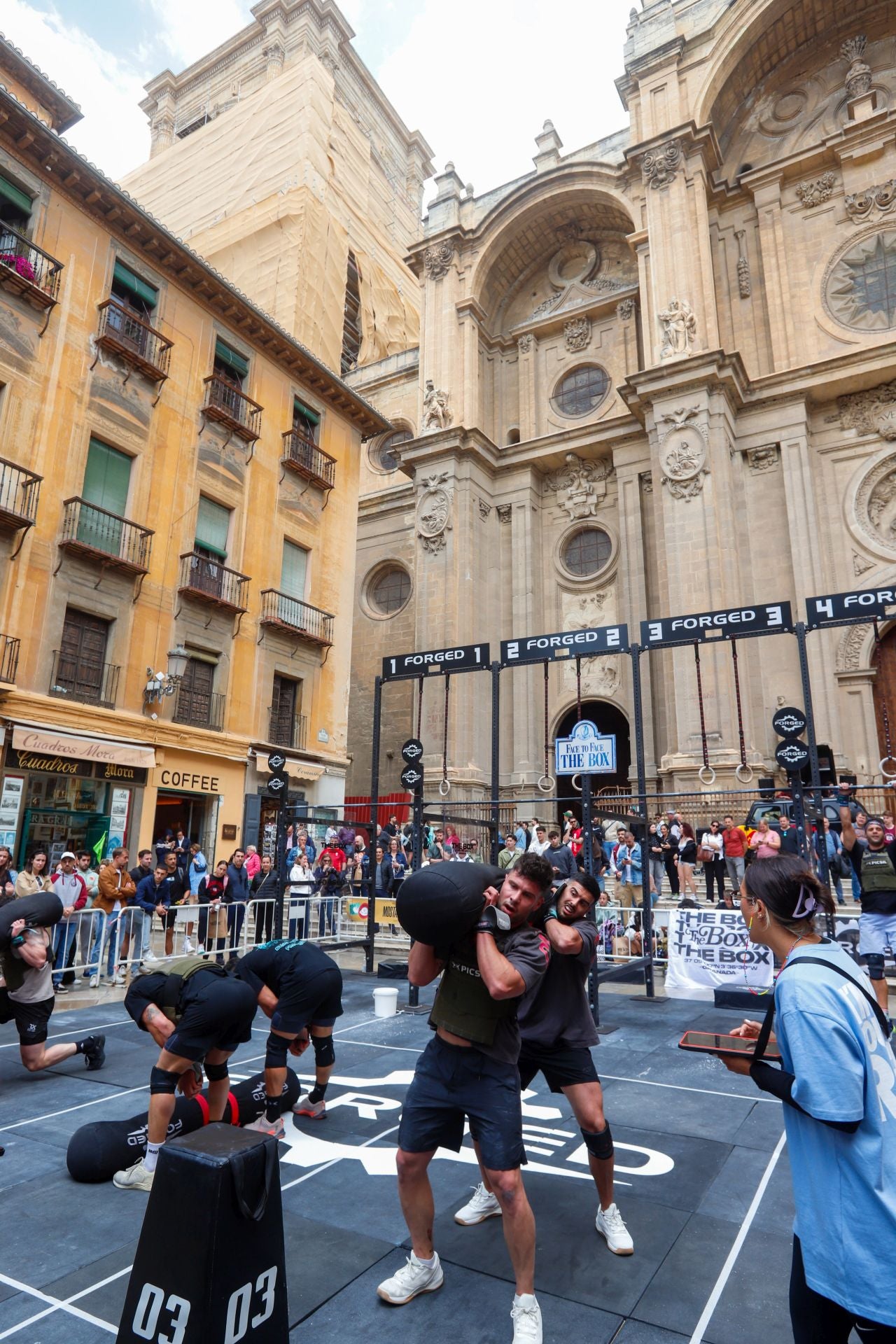 Una jornada de crossfit frente a la Catedral de Granada