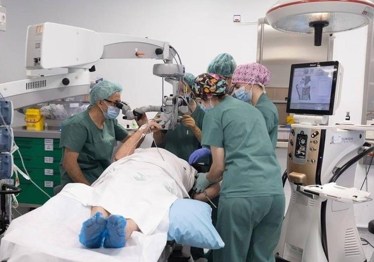 La falta de médicos desata una guerra entre regiones por captar a los MIR