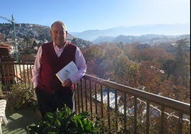 El catedrático Manuel Titos, en la azotea de su casa, con Sierra Nevada al fondo.