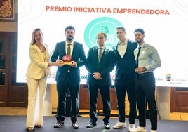 Responsables de EKKO GIS recogen su Premio Iniciativa Emprendedora de AJE.