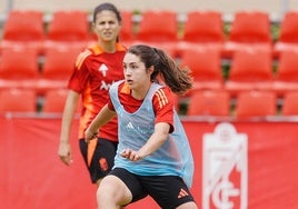 Alexia Fernández conduce un balón ante Laura Pérez.