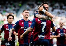 Los futbolistas del Levante celebran uno de sus goles.