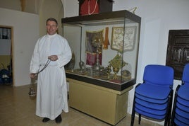 Vicente Ángel Fernández en la sacristía de la parroquia de Turón.